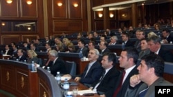 Вхід та вихід зі скверу контролюють скульптури блакитнооких янголят на подушках. 