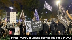 参与六四31周年维园烛光集会的年轻人，挥舞反送中运动及香港独立的旗帜 （美国之音/汤惠芸）