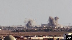 Foto dari video AP pada hari Jumat, 1 Agustus 2014, asap membumbung dari pangkalan militan Islam setelah serangan jet tempur MiG di Benghazi, Libya.