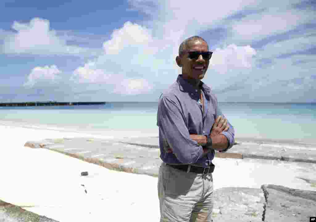 Presiden Barack Obama berdiri di Turtle Beach untuk berbicara pada media ketika ia berkunjung ke Midway Atoll di Monumen Nasional Kelautan Papahanaumokuakea, Barat Laut Kepulauan Hawaii.