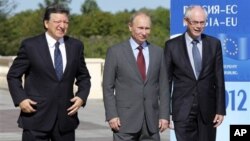 Presiden Rusia Vladimir Putin (tengah), Presiden Komisi Uni Eropa Jose Manuel Barroso (kiri) dan Presiden Dewan Kelompok Eropa Herman Van Rompuy dalam KTT Uni Eropa di istana Konstantin St.Petersburg, Rusia (4/6).