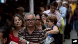 شهروندانی ونزوئلایی برای تایید امضای خود پای طومار همه پرسی در صف ایستاده اند. 