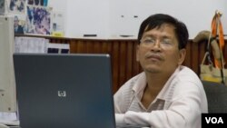 រូបឯកសារ៖ លោក​ ​សាំង សុឥន្ទរិទ្ធ​ ​អ្នក​សារព័ត៌មាន​យើង​ចាស់​របស់​កម្ពុជា​អង្គុយ​នៅ​តុ​ធ្វើ​ការ​របស់​លោក​ក្នុង​ការិយា​ល័យ​ការសែត​ ​The Cambodia Daily​ ​កាល​ពី​ថ្ងៃទី៣​ ​ខែ​វិច្ឆិកា​ ​ឆ្នាំ២០១៤។​ ​(រូបថត​ដោយ​ នៅ វណ្ណារិន)​ 