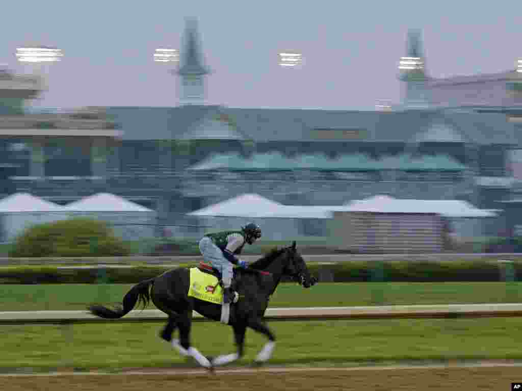 Pembalap Peter Shelton latihan mengendarai kuda untuk persiapan pacuan kuda Kentucky Derby di Churchill Downs, kota Louisville.