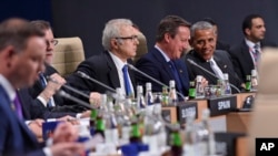 باراک اوباما رئیس جمهوری آمریکا، دیوید کامرون نخست وزیر بریتانیا در نشست روز شنبه نهم ژوئیه در اجلاس ناتو 