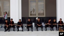 缅甸国际会议中心前面的防弹人员和嗅弹犬