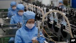 지난 19일 평양 룡악산비누공장 직원들이 소독액을 만들고 있다.