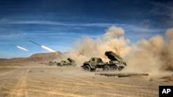 资料照片：伊朗军方在伊朗中部地区举行军事演习。(2023年10月28日）