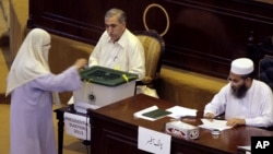 30일, 파키스탄 국회의원들이 새로운 대통령 선출을 위한 투표를 하는 모습. 