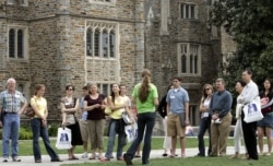 Calon siswa dan orang tua mereka melakukan tur kampus di Universitas Duke selama Blue Devil Days, Senin, 24 April 2006, di Durham, N.C. (Foto: AP)