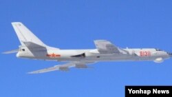 중국 폭격기 등 군용기 8대가 지난 9일 대한해협 동수도(일본명 '쓰시마 해협') 상공을 통과해 동중국해와 동해 사이를 왕복 비행한 것을 긴급 발진한 일본 자위대 전투기가 확인했다고 일본 언론이 전했다. 사진은 일본 방위성 통합막료감부가 인터넷 홈페이지에 공개한 H-6 폭격기 모습. 
