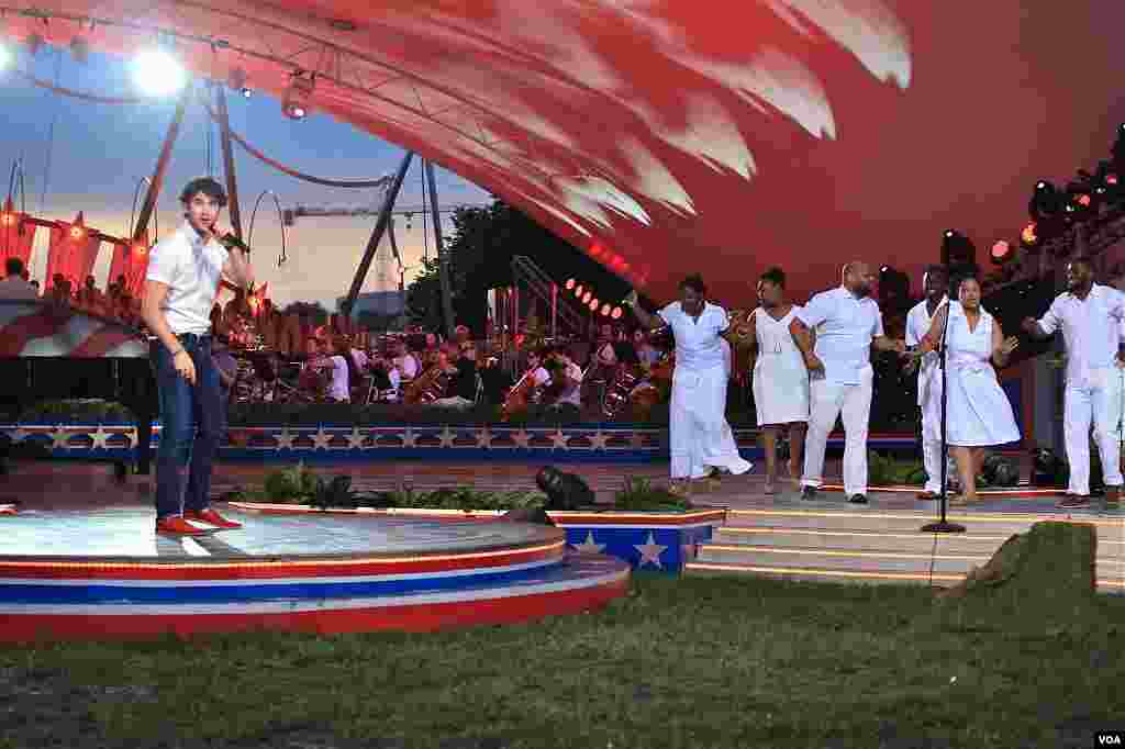 Müğənni Darren Kris Müstəqillik Gününə həsr edilmiş konsertdə - Vaşinqton, 4 iyul, 2013 