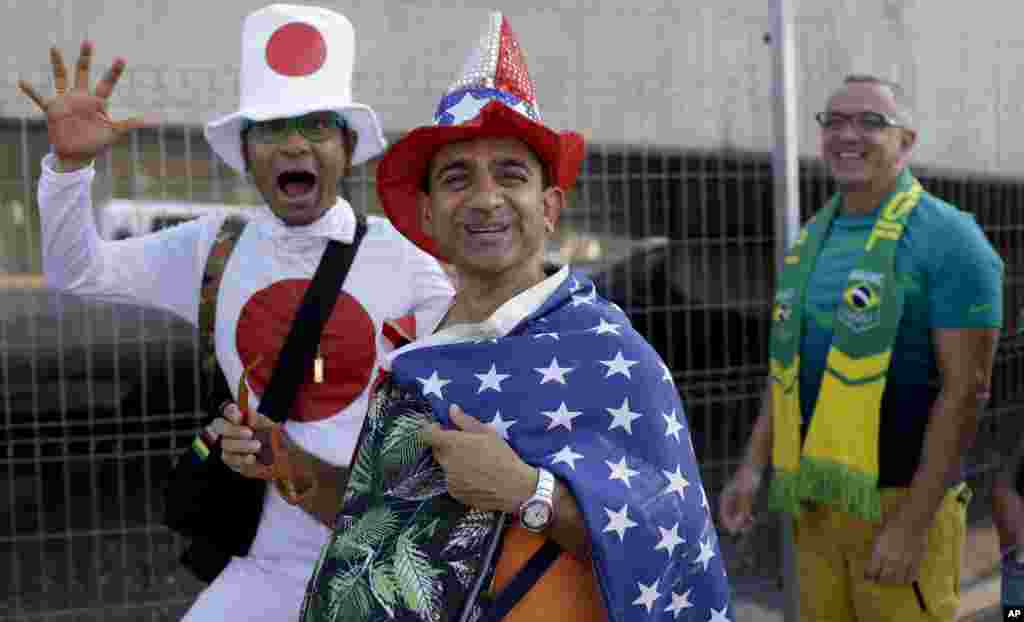 Para penggemar olahraga dari Jepang, Amerika Serikat dan Brazil berjalan ke Stadion Maracana menjelang upacara pembukaan Olimpiade Musim Panas 2016 di Rio de Janeiro, Brazil (5/8). (AP/Natacha Pisarenko)