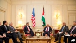Menteri Luar Negeri AS John Kerry bersama Presiden Palestina Mahmoud Abbas di Paris.