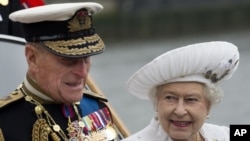Pangeran Philip (kiri) saat mendampingi isterinya dalam salah satu acara 'Diamond Jubilee' memperingati 60 tahun Ratu Elizabeth II naik tahta (3/5). Pangeran Philip harus dirawat di rumah sakit akibat infeksi kandung kemih. 
