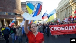 一名示威者高举“我们要和平"的标语