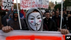 Demonstrant nosi masku i izvikuje parole toko "Protesta protiv diktature", Beograd, 9. aprila 2017. (AP Photo/Darko Vojinovic)
