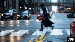 2020年4月13日行人穿过纽约第42街。