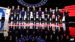 Učesnici 12. debate potencijalnih predsjedničkih kandidata demokrata u Vestervilu, Ohajo, 15. oktobra 2019.