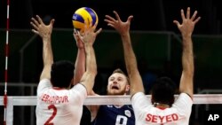 ایوان زایت‌سف، مهاجم ایتالیا در مقابل ایمان عبادی‌پور و محمود موسوی، والیبالیست های ایران