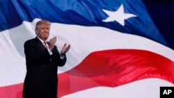 20일 미국 오하이오주 클리블랜드에서 진행된 공화당 전당대회 무대에 올라 박수하고 있는 도널드 트럼프 대통령 후보.