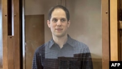 美国记者埃文·格尔什科维奇在莫斯科市政法庭出庭。（2024年3月26日）