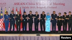 2019年7月31日，代表们在泰国曼谷举行的东盟-中国部长级会议上合影留念。