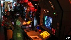 نیروهای استرالیایی در تلاش برای یافتن اثری از هواپیمای ناپدید شده مالزی - ۲۲ مارس ۲۰۱۴