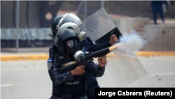 Imagen de archivo de policías antimotines en un enfrentamiento con partidarios del candidato Salvador Nasralla en Tegucigalpa, nov 30, 2017. REUTERS/Jorge Cabrera
