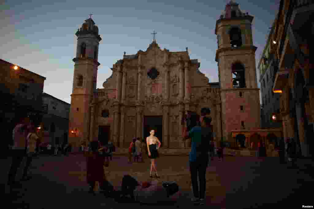 នាង Yazuli Lloret អាយុ​ ១៥ ឆ្នាំ​ ឈរ​ថត​នៅ​ទីលាន Cathedral Square ក្នុង​ក្រុង​ឡាហាវ៉ាន ប្រទេស​គុយបា កាល​ពី​ថ្ងៃ​ទី២៧ ខែ​ធ្នូ ឆ្នាំ​២០១៦។