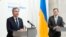 Menteri Luar Negeri Ukraina Dmytro Kuleba, kanan, dan Menteri Luar Negeri AS Antony Blinken mengadakan konferensi pers bersama di Kyiv, Ukraina, Rabu, 15 Mei 2024. (Foto: AP)