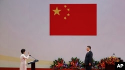 中国国家主席习近平（右）在香港会展中心参加香港特首林郑月娥的宣誓就职仪式。（2017年7月1日）