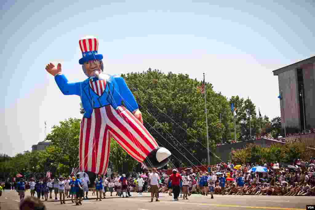 A giant inflatable Uncle Sam parades through downtown Washington, D.C. during the annual Independence Day parade, July 4, 2012. (Alison Klein/VOA)