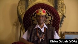 Christopher Ejiofor, un roi traditionnel, connu comme un igwe, dans sa communauté dans l'état d'Enugu, dans le sud-est. (VOA)