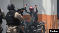 Lapolis ki rete yon nonm pandan yon manifestasyon nan Pòtoprens. REUTERS/Andres Martinez Casares 