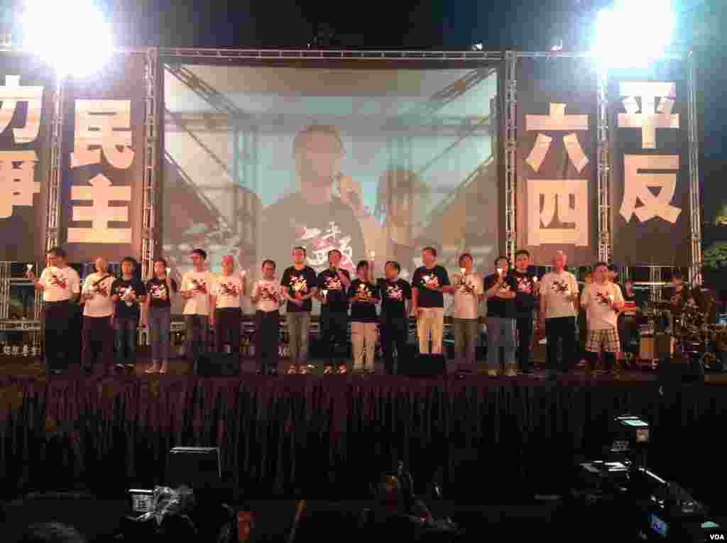 数以万计港人云集维园烛光纪念六四事件(美国之音海彦拍摄)