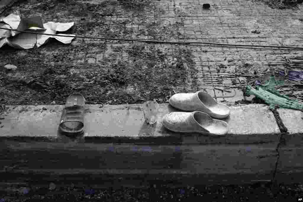 Abandoned shoes and a tea glass, belonging to supporters of ousted Egyptian President Mohamed Morsi, remain on a wall outside the Rabaah al-Adawiya mosque, Cairo, August 16, 2013. 