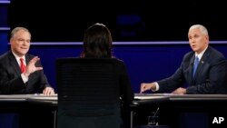 4일 버지니아주 팜빌 롱우드 대학교에서 진행된 부통령 후보 토론회에서 팀 케인(왼쪽) 민주당 후보와 마이크 펜스 공화당 후보가 사회자를 사이에 두고 공방을 벌이고 있다. 