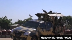 Tentara Nigeria melakukan patroli di kota Maiduguri, Nigeria utara yang merupakan kubu militan Boko Haram (foto: dok). 