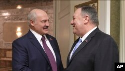 Александр Лукашенко приветствует Майка Помпео в Минске, 1 февраля 2020 года