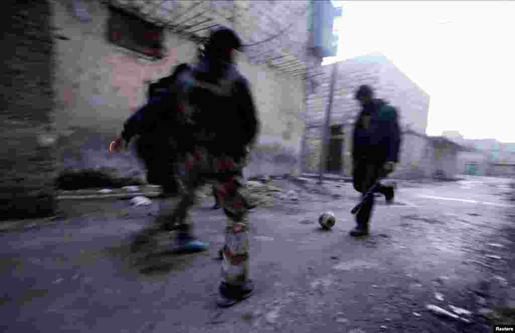 17일 알레포 지역 공항 인근에서 축구를 차는 반군 병사들.