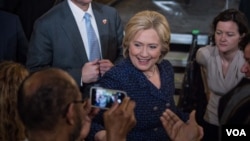 民主党总统参选人希拉里·克林顿在爱奥华大学的选战集会中问候民众。（美国之音记者方正拍摄）