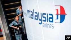 Kru penerbangan Malaysia Airlines di Bandara Internasional Kuala Lumpur. (AP Photo/Joshua Paul)
