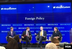 美国空军退役少将、杜克大学法学中心教授查尔斯·邓拉普（左一）、布鲁金斯学会外交政策高级研究员泰德·皮科内（右二）4月5日在华盛顿参加研讨会（美国之音叶林拍摄）