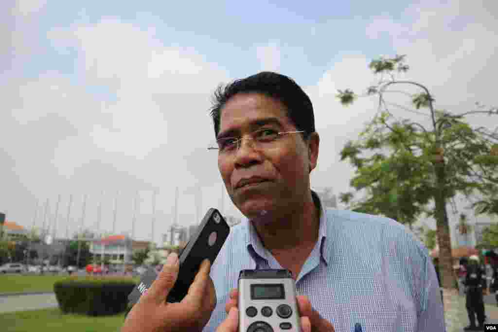 លោក ហែម ហឿន អគ្គ​លេខា​ធិការ​រង​គណៈ​កម្មការ​ដោះស្រាយ​កូដកម្ម​បាតុកម្ម​គ្រប់​មុខសញ្ញា​​នៃ​ក្រសួង​ការងារ ប្រាប់​អ្នកសារ​ព័ត៌មានខណៈ​កម្មករ​កម្មការិនី​រាប់រយ​នាក់​មក​ពី​រោងចក្រ W&amp;D Cambodia Co., LTD តវ៉ា​​នៅខាង​​មុខ​គេហដ្ឋាន​របស់​លោក​នាយក​រដ្ឋ​មន្ត្រី ហ៊ុន សែន&nbsp;ទាមទារ​ឲ្យ​​រោងចក្រ​ទទួល​យក​កម្មករ​ជាង​១ពាន់​នាក់​ចូល​ធ្វើការ​វិញ នៅ​ថ្ងៃទី​១៨ ខែមីនា ឆ្នាំ​២០១៩។ (កាន់ ​វិច្ឆិកា/VOA)