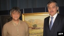 Художник Леонид Хушвахтов и посол Сироджидин Аслов на презентации в ООН