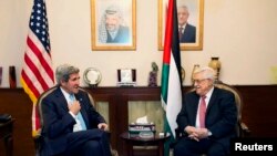 Menlu AS John Kerry (kiri) bertemu dengan Presiden Palestina Mahmoud Abbas di Amman, Yordania (28/6).