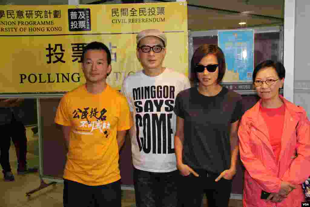 香港知名歌手黄耀明和何韵诗星期天下午6点左右前往投票 (美国之音海彦拍摄)