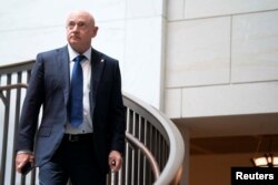 资料照片：凯利参议员抵达国会大厦，准备参加有关美国针对中国的防御战备状态的闭门简报会。(2023年2月15日)