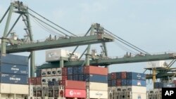 资料照：2020年5月3日，在越南胡志明市的西贡港，集装箱被装载在一艘船上。